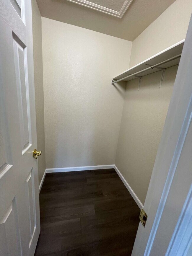 Building Photo - "Charming 3-Bed Duplex with Granite Touch & Finished Basement in Lakewood!"