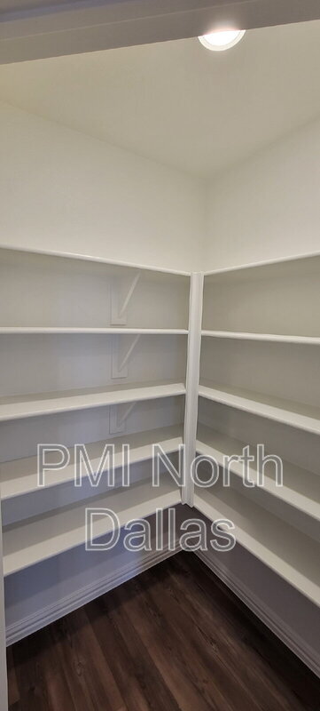Building Photo - 2633 Oneida Ln