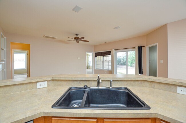 Building Photo - Inviting rancher ready now!