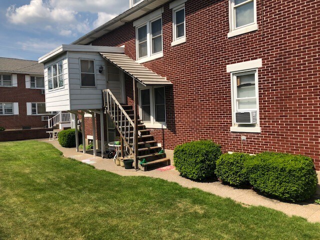 Entrance - 2nd Floor - 229 W Caracas Ave