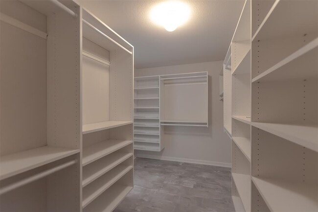 Building Photo - 2210 Zoa Dr