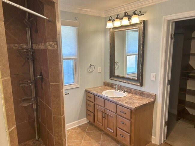 Building Photo - 3 Bed / 2 Bath Rental House in Huntsville, AL 35802