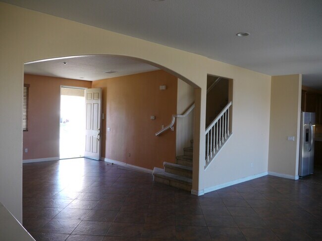 Building Photo - Spacious 4-Bedroom Home in North Fontana –...