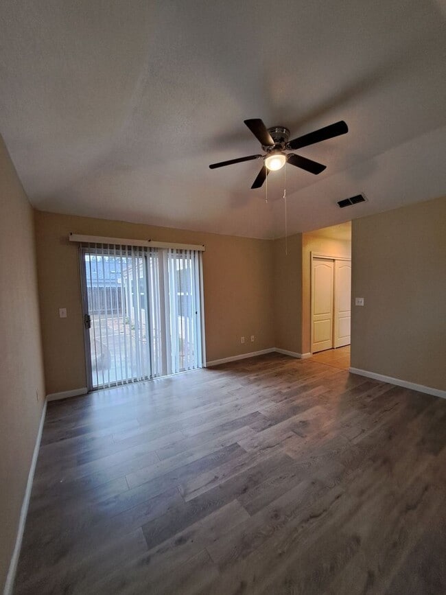 Building Photo - Stunning Large 4 Bedroom Home! Located Near Cedar & Nees!