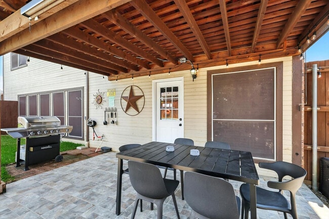 Building Photo - 2516 Castle Pines Dr
