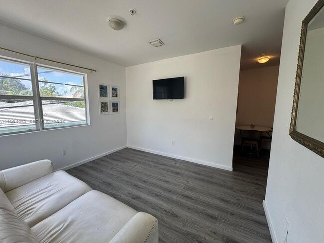 Building Photo - 810 7th St