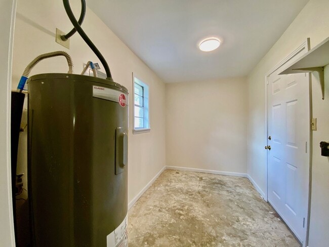 Building Photo - Immaculate 3 Bedroom 1.5 Bath