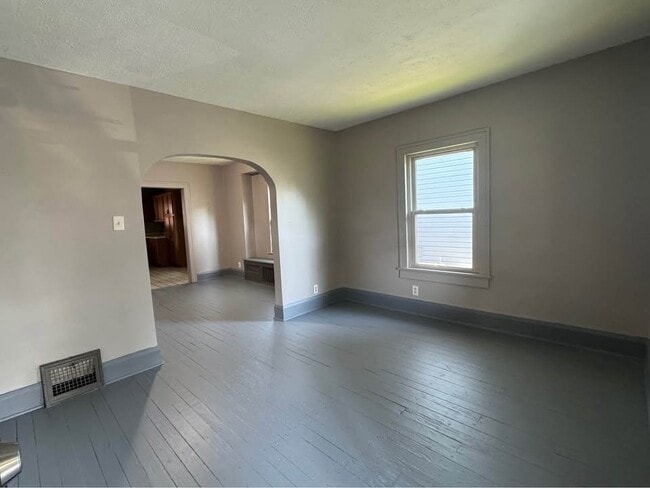 Building Photo - 1825 Roosevelt Ave NE