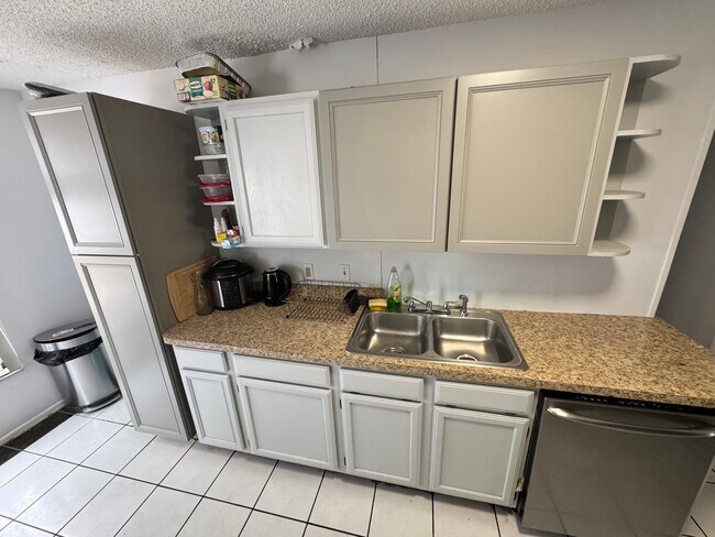 Building Photo - 3432 Hillmont Cir