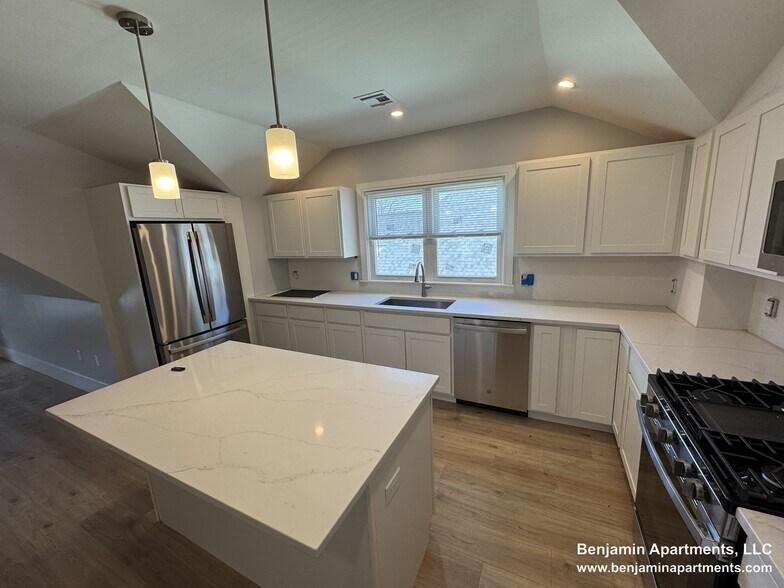 Building Photo - 28 Brooks St