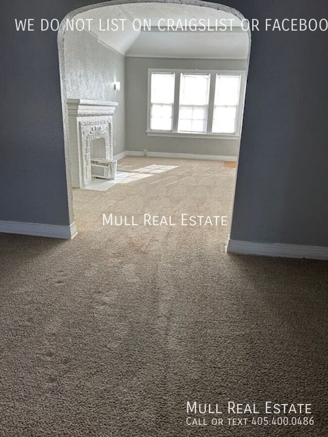 Building Photo - 825 NE 24th St