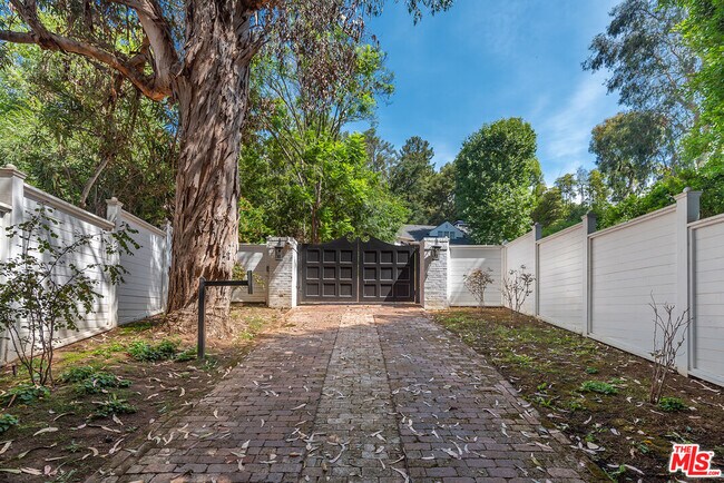 Building Photo - 9305 Hazen Dr