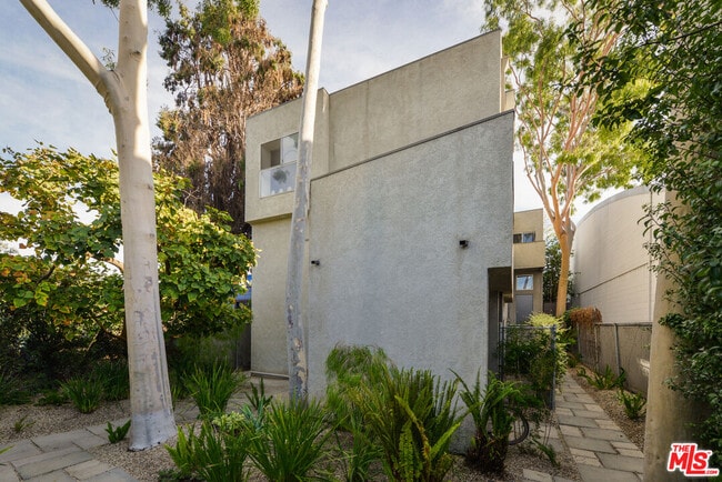 Building Photo - 558 Rose Ave