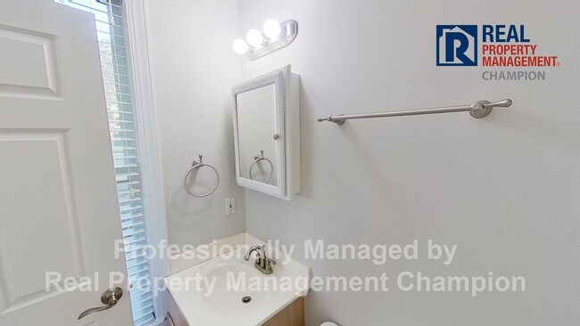 Building Photo - Fabulous End Unit Townhome with Three Master Bedrooms