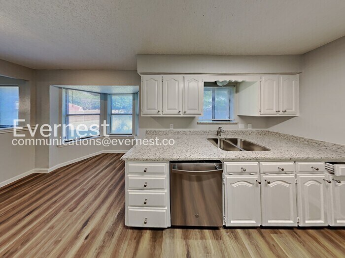 Building Photo - 1800 Willow Vale Dr