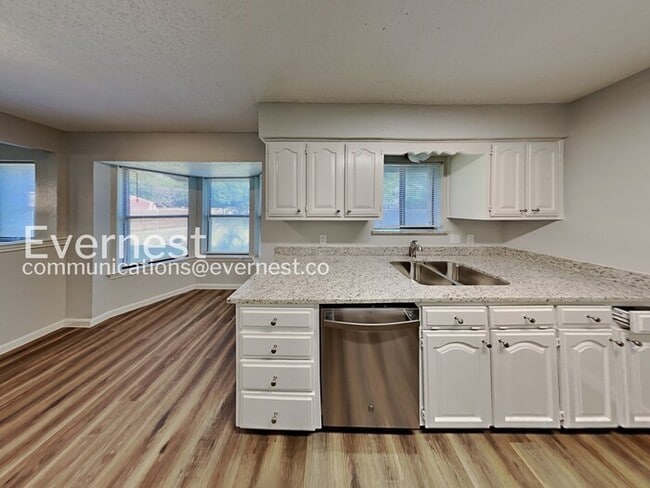Building Photo - Spacious Home with Fenced Yard and Garage! 3 Bed & 2 Bath / Pet-friendly / Coming Soon!