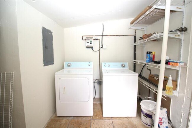 Building Photo - 3910 SW 61st Ave