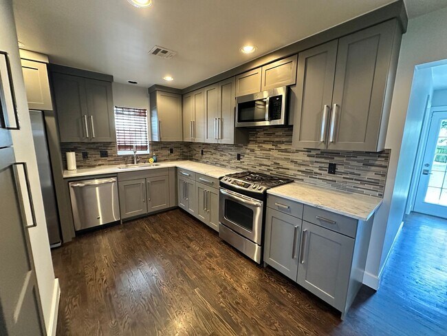 Building Photo - For Rent: Updated 3 Bed, 1.5 Bath Split-Le...
