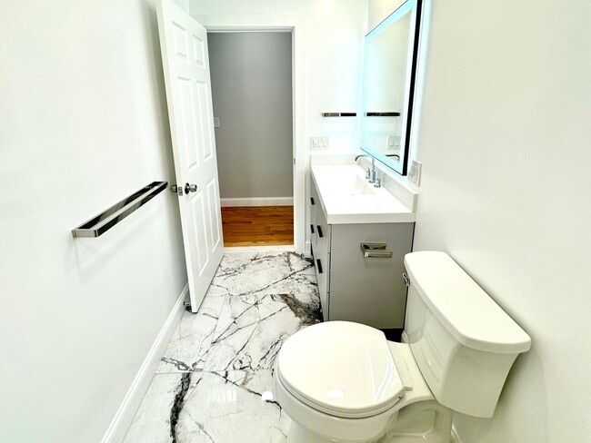 Building Photo - 186 Hillside St