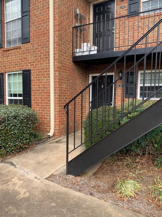 Building Photo - Winfield Chase Condo 2 BR 1 BA off Prince ...