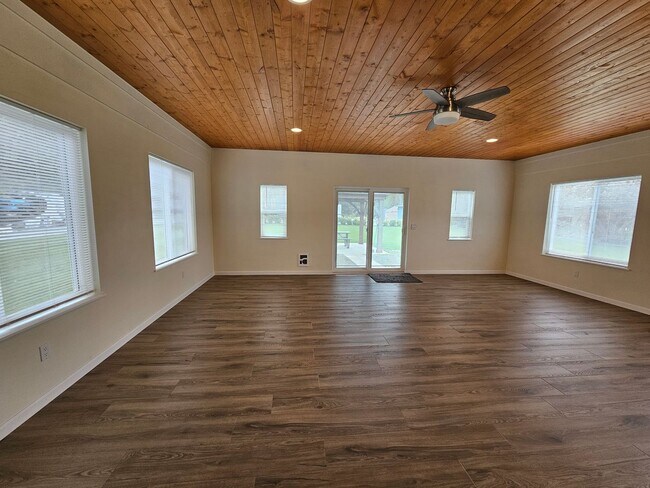 Building Photo - Spacious 4-bedroom Retreat