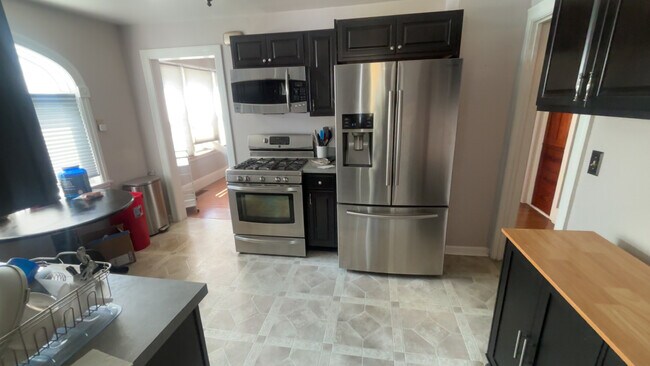 Building Photo - 908 Symonds Pl