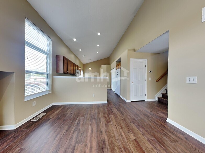 Building Photo - 4695 Woodfield Dr