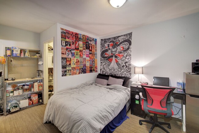 Building Photo - Huge U.W. Home Now Renting for September 2026