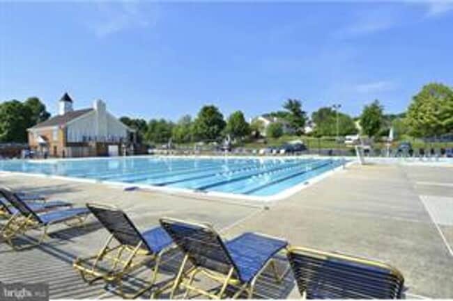 Building Photo - Spacious and Sunlit 2BR/2BA Condo with Por...