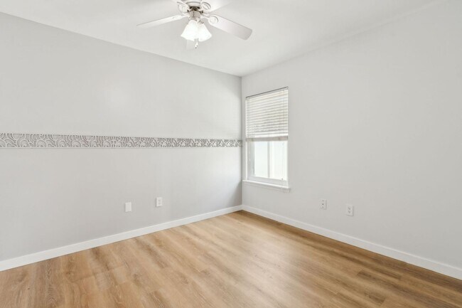 Building Photo - Adorable Newly Renovated 3/2