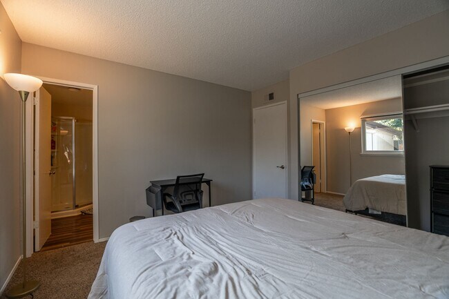 Building Photo - Furnished 4BR Oceanside Retreat w/ Pool Table, Home Gym & Utilities Included