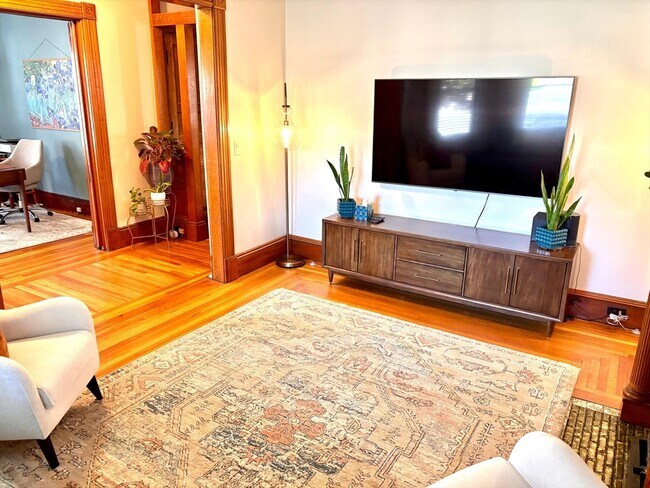 Building Photo - 104 St James Ave