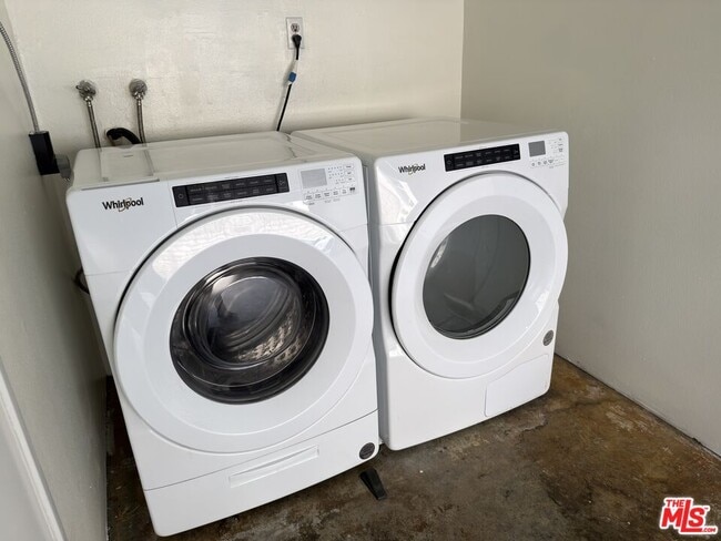 Building Photo - 9915 Variel Ave