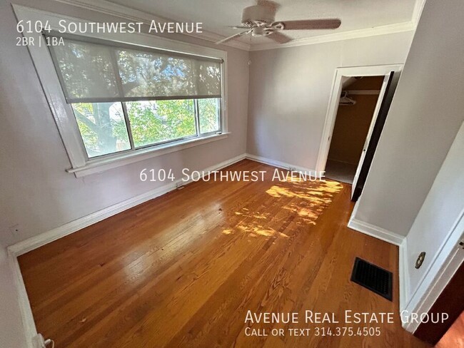 Building Photo - Charming 2-Bed Gem in St. Louis with 966 S...