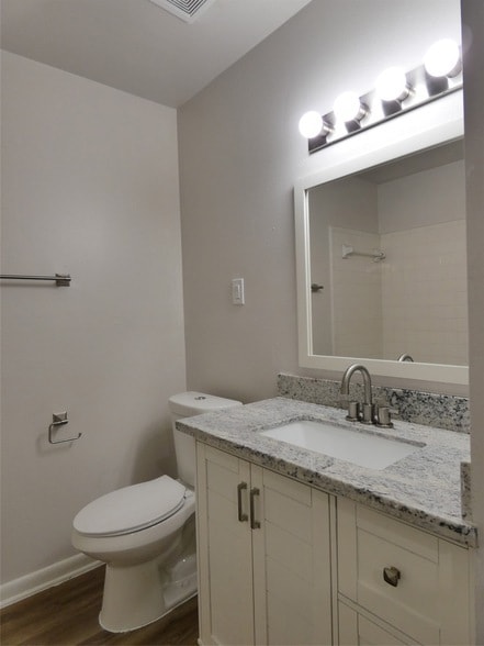 Building Photo - 610 Golfview Dr