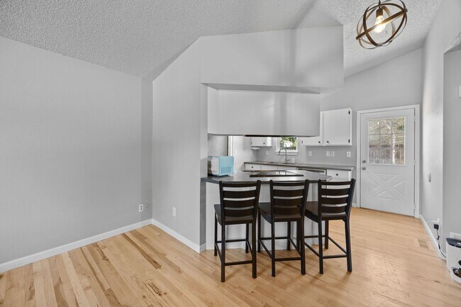 Building Photo - 2 Bed/1 Bath Close to Buckley Space Force