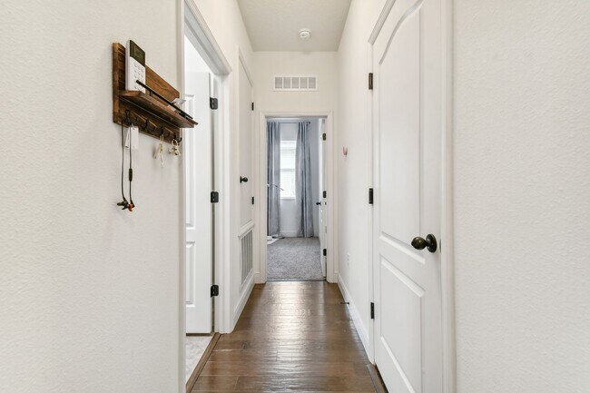 Building Photo - Spacious 4 Bed, 2 Bath Single Family Home ...