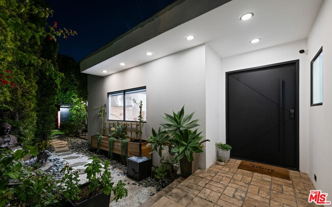 Building Photo - 2001 Sunset Plaza Dr