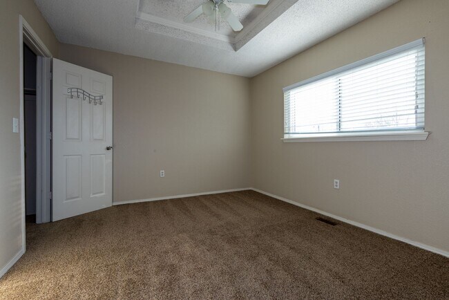 Building Photo - Beautiful  3 Bedroom, 2.5 Bath Condo in Canterbury!