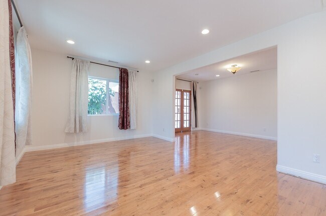Building Photo - Beautiful 3 bedroom 2 bath with Central AC