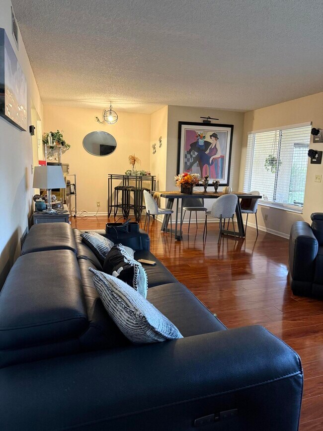 Building Photo - 329 Knotty Pine Cir