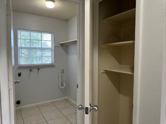 Building Photo - "Charming 2-Bed in Port Charlotte!"