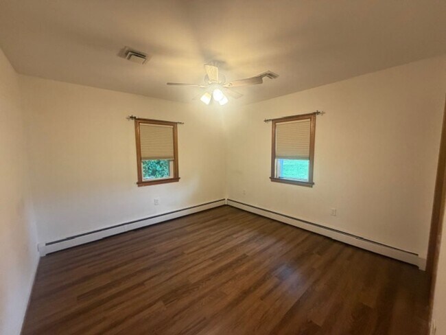 Building Photo - 549 Forest Rd