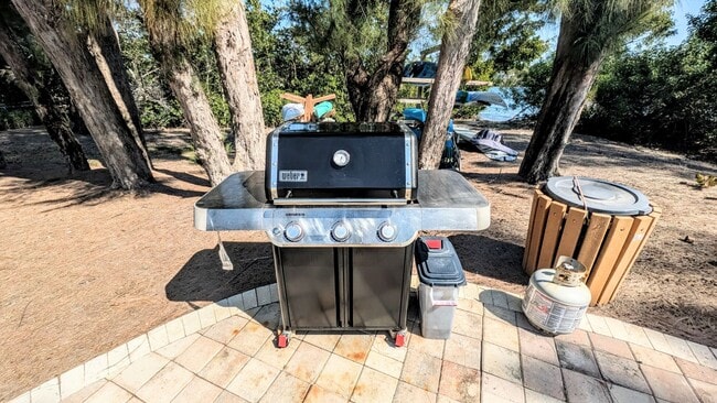Building Photo - Seasonal/short term 2/2 condo rental with full water view on Longboat Key.