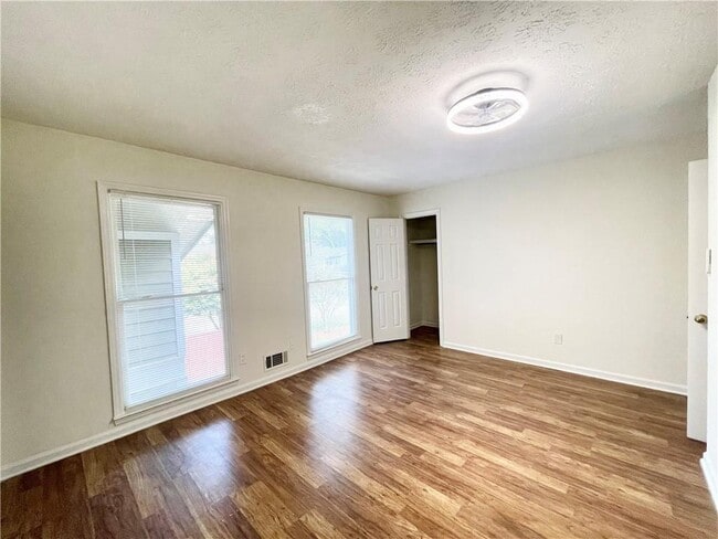 Building Photo - 5014 Meadow Ln