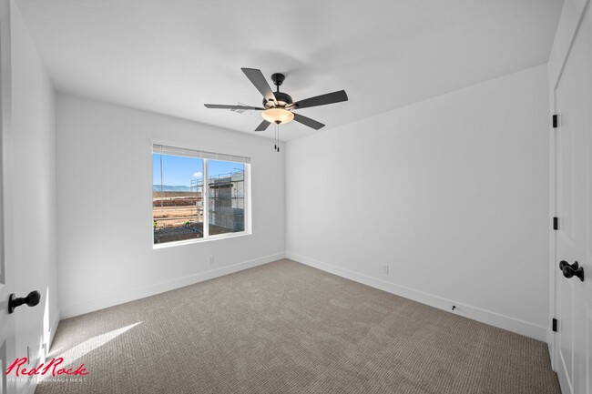 Building Photo - 3 Bedroom Townhome in Desert Color