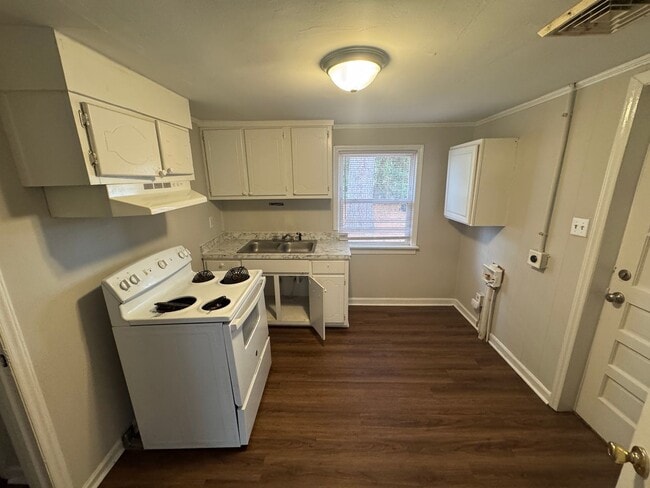 Building Photo - 2 Bedroom House in Sharpsburg - New Centra...