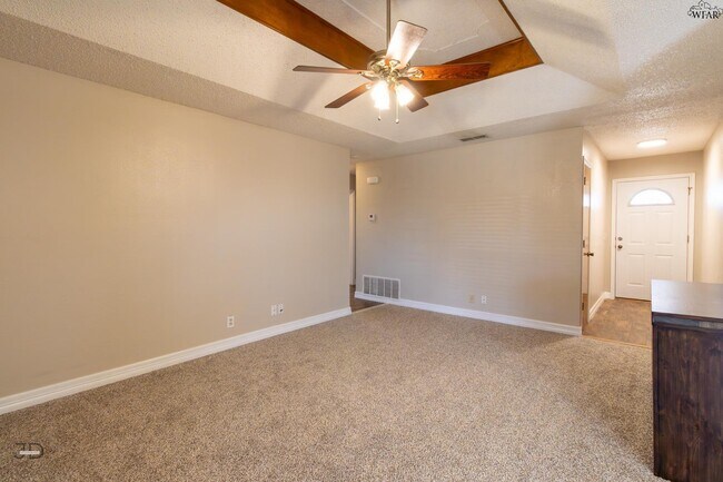 Building Photo - 505 W Coleman Ave