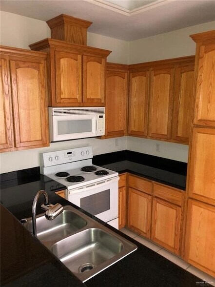 Building Photo - 3036 Scottland Dr