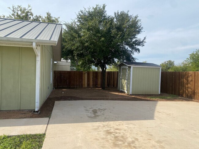 Building Photo - 601 N Bastrop St